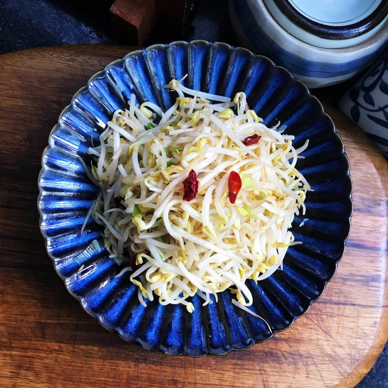 Steps for Making Stir-Fried Bean Sprouts with Walnut Oil