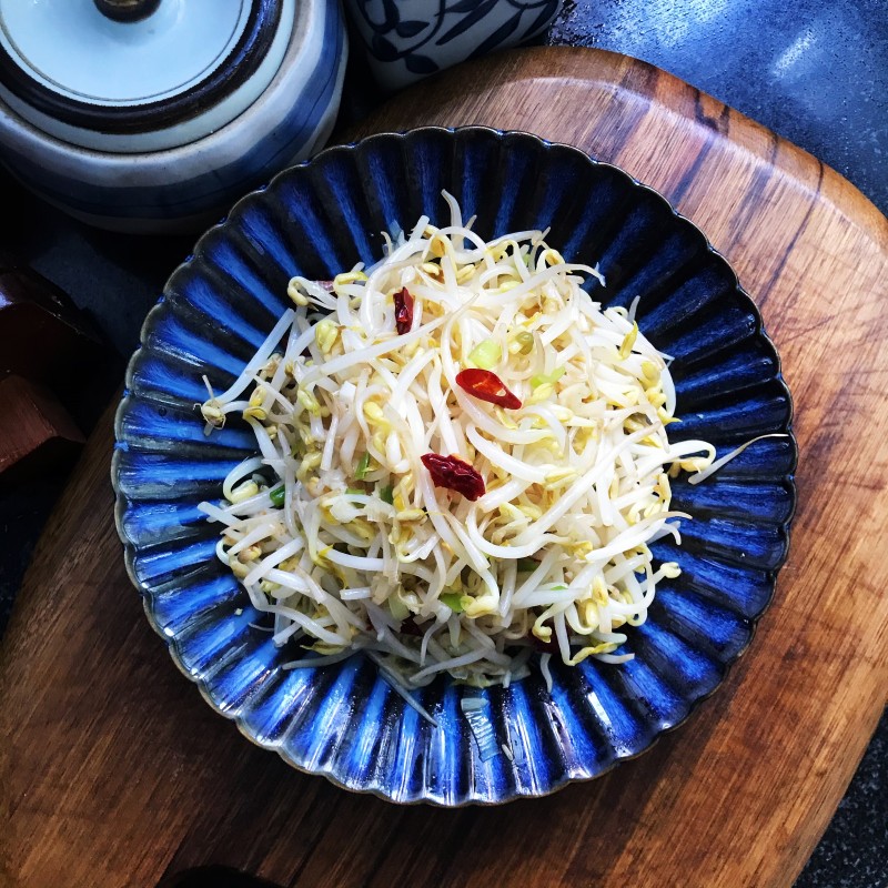 Steps for Making Stir-Fried Bean Sprouts with Walnut Oil