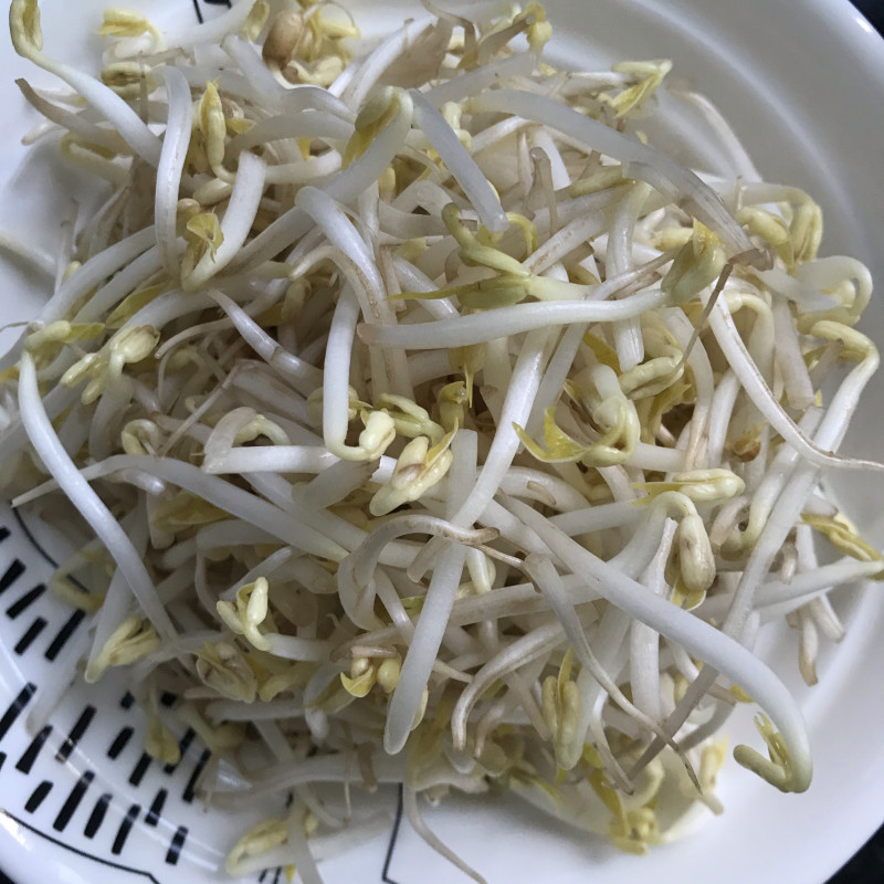 Steps for Making Stir-Fried Bean Sprouts with Walnut Oil