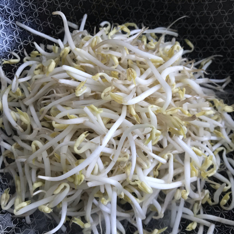 Steps for Making Stir-Fried Bean Sprouts with Walnut Oil