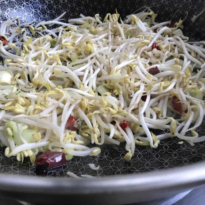 Steps for Making Stir-Fried Bean Sprouts with Walnut Oil