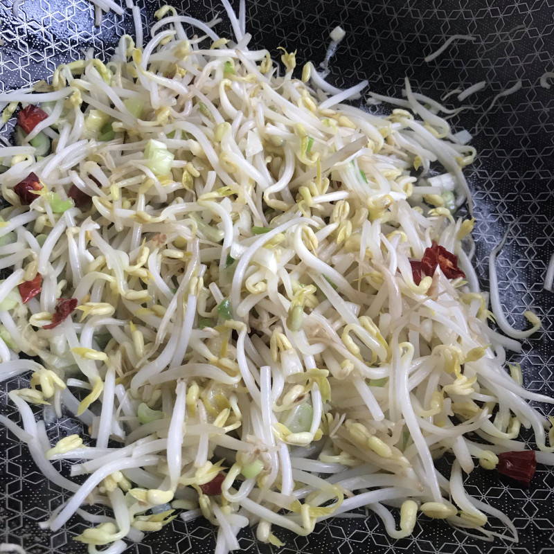 Steps for Making Stir-Fried Bean Sprouts with Walnut Oil