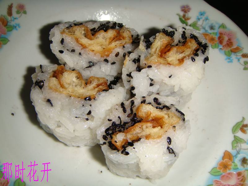 Chinese Snack - Glutinous Rice Roll with Fried Dough Stick