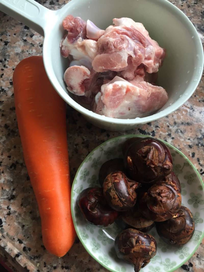 Steps for Making Carrot, Water Chestnut, and Beef Bone Soup