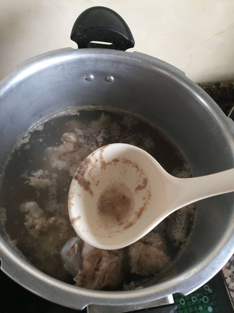 Steps for Making Carrot, Water Chestnut, and Beef Bone Soup