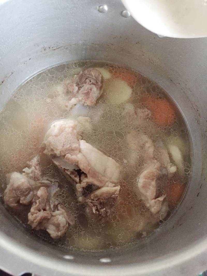 Steps for Making Carrot, Water Chestnut, and Beef Bone Soup