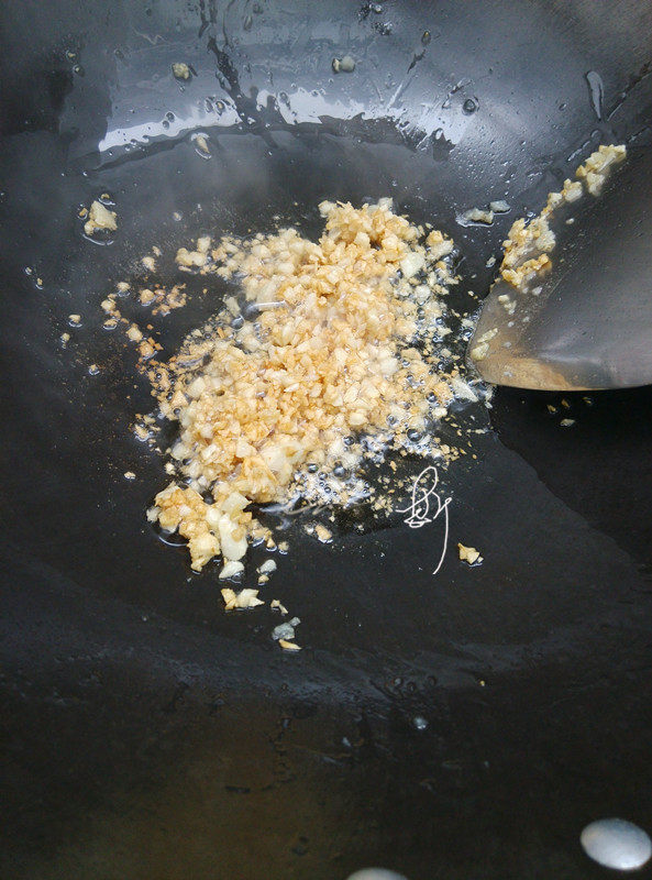 Step-by-Step Cooking Instructions for Steamed Garlic Vermicelli with Split-Back Shrimp