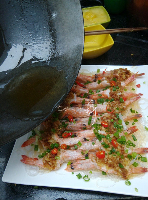 Step-by-Step Cooking Instructions for Steamed Garlic Vermicelli with Split-Back Shrimp