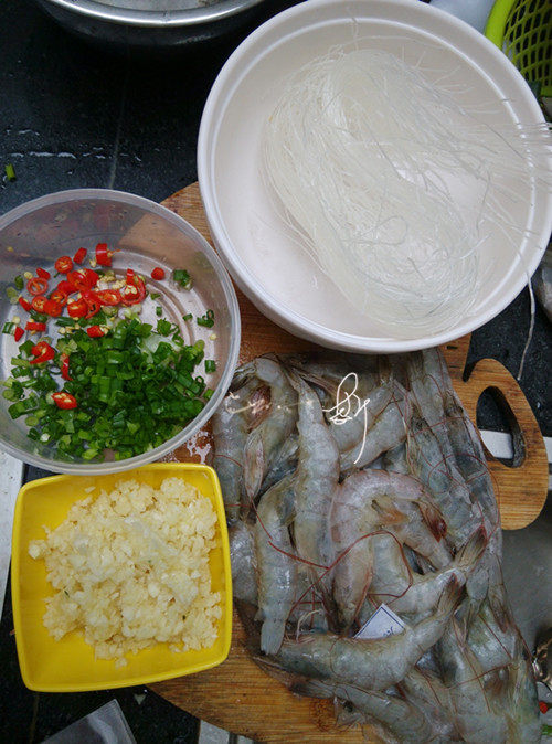 Step-by-Step Cooking Instructions for Steamed Garlic Vermicelli with Split-Back Shrimp