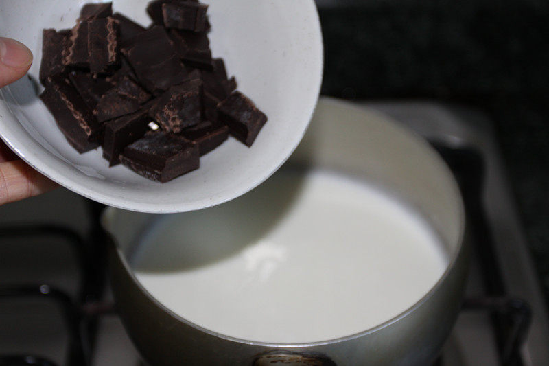 Steps to Make Marshmallow Hot Chocolate Milk Tea