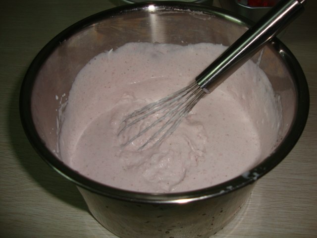 Steps to Make Milk Strawberry Mousse