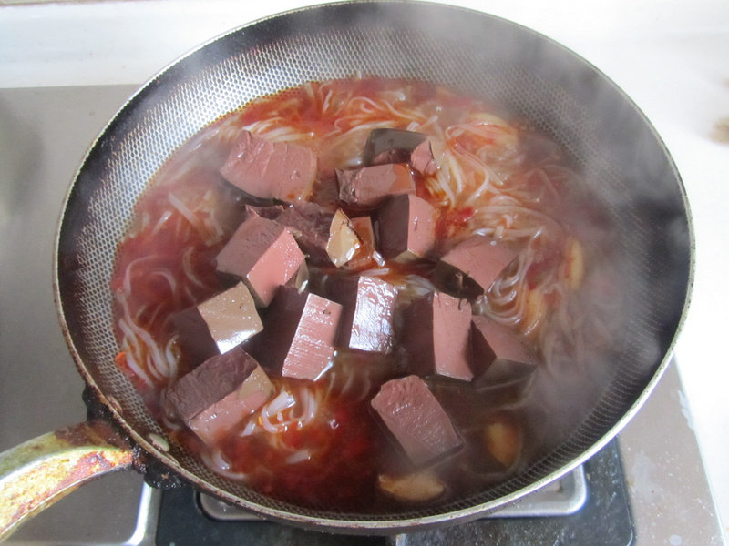 Steps for Cooking Leek, Duck Blood and Konjac Noodles