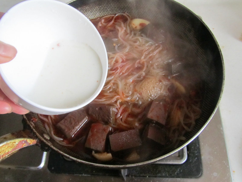 Steps for Cooking Leek, Duck Blood and Konjac Noodles