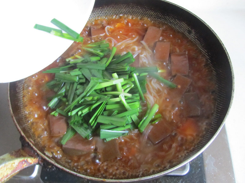 Steps for Cooking Leek, Duck Blood and Konjac Noodles