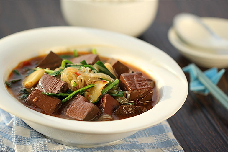 Steps for Cooking Leek, Duck Blood and Konjac Noodles