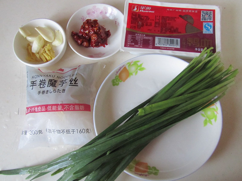 Steps for Cooking Leek, Duck Blood and Konjac Noodles