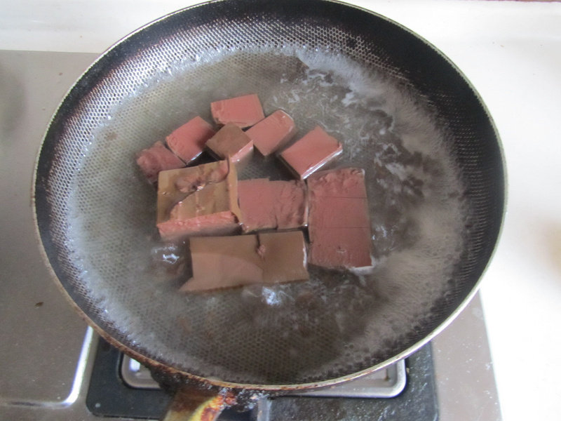 Steps for Cooking Leek, Duck Blood and Konjac Noodles