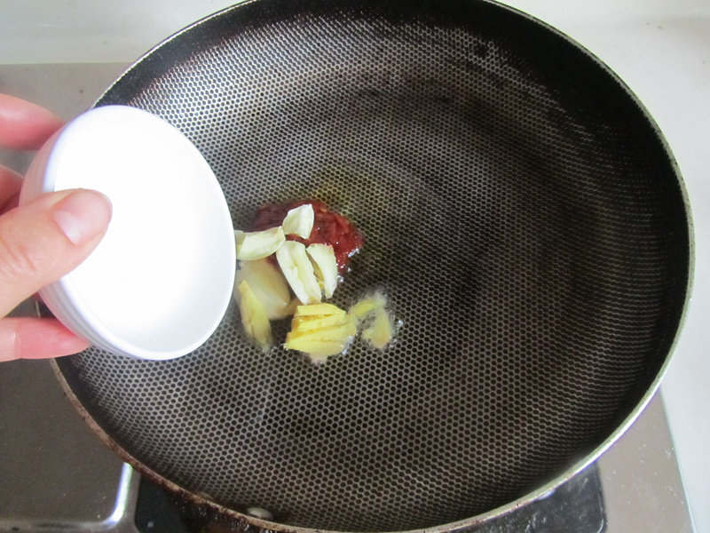 Steps for Cooking Leek, Duck Blood and Konjac Noodles