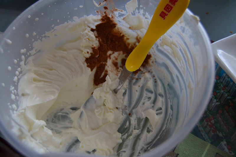 Steps for Making Two-Tone Cake