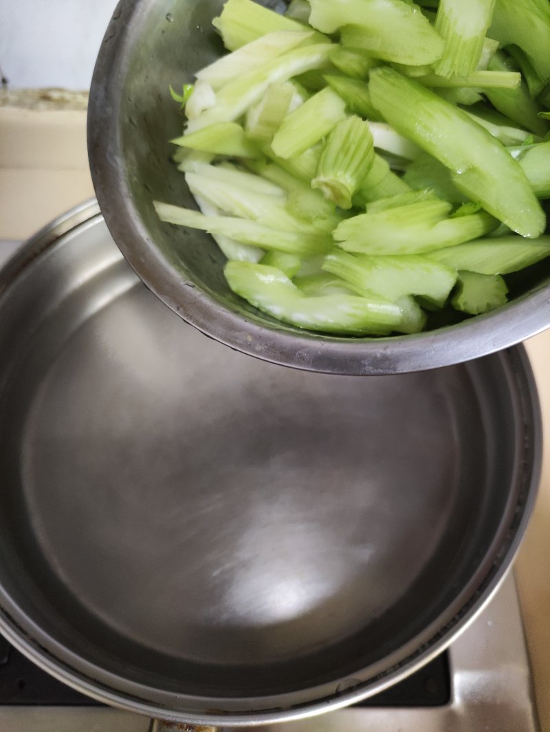 Step-by-Step Guide to Cooking Celery and Lily Bulb Stir-Fry