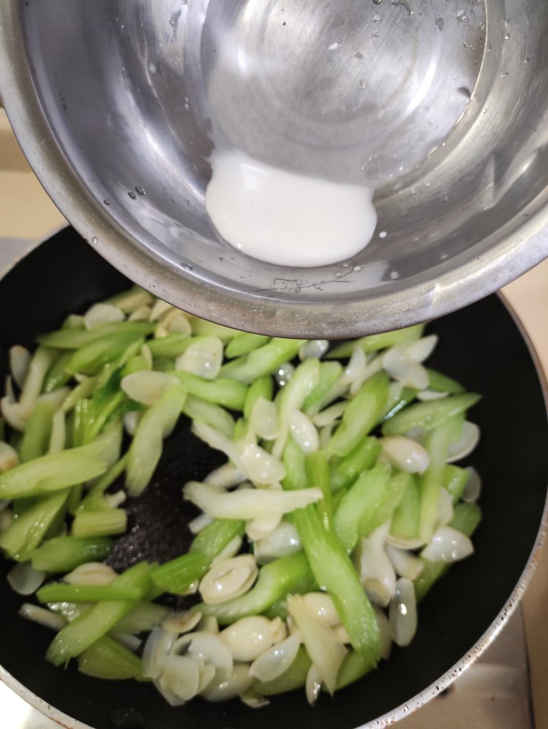 Step-by-Step Guide to Cooking Celery and Lily Bulb Stir-Fry