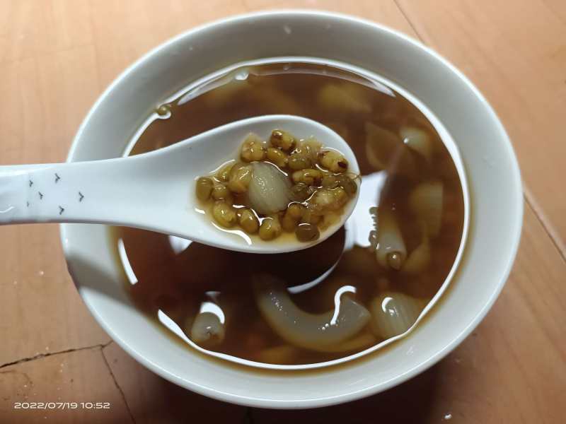 Honeysuckle and Mung Bean Drink