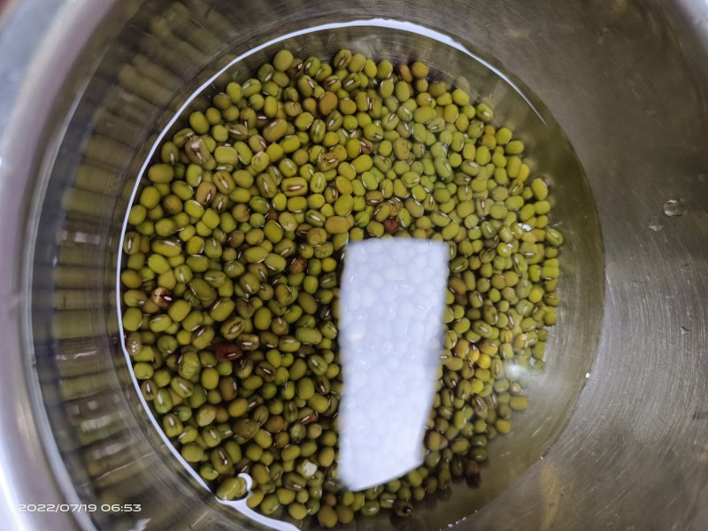 Steps for Making Honeysuckle and Mung Bean Drink