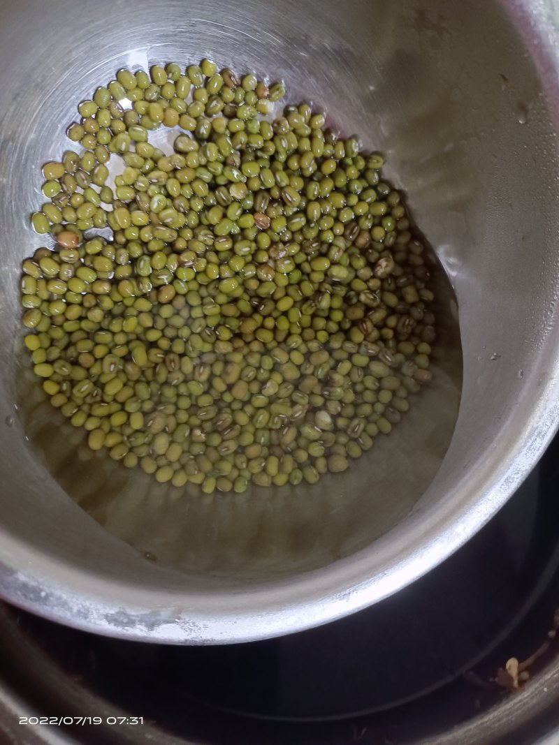 Steps for Making Honeysuckle and Mung Bean Drink