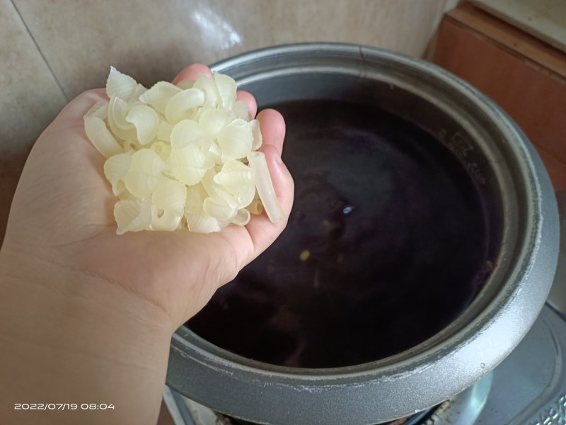 Steps for Making Honeysuckle and Mung Bean Drink