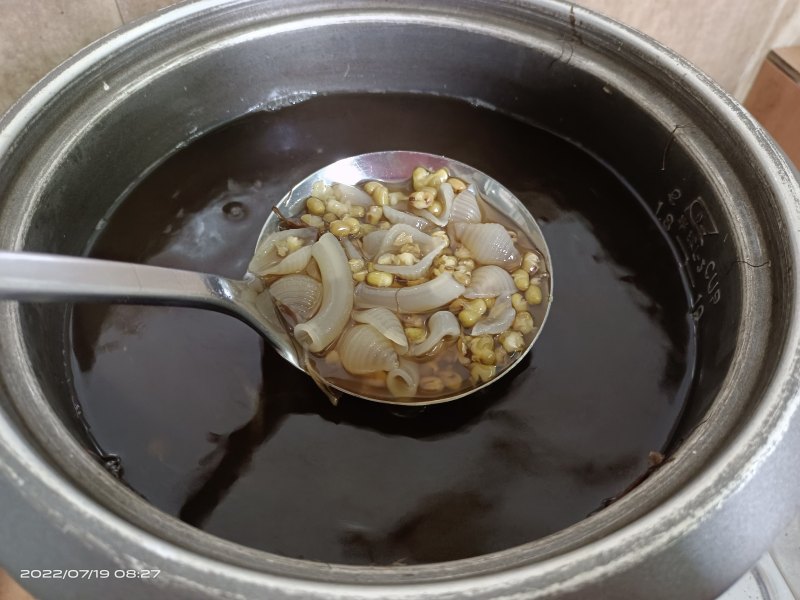 Steps for Making Honeysuckle and Mung Bean Drink