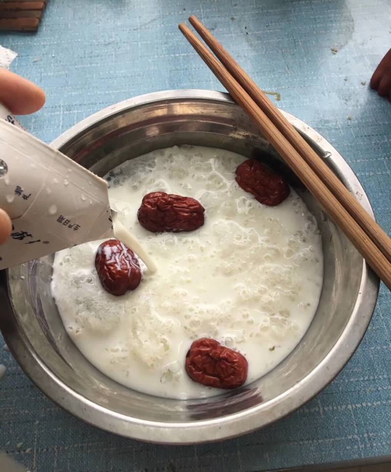 Detailed Steps for Cooking Steamed Bird's Nest with Red Dates and Milk