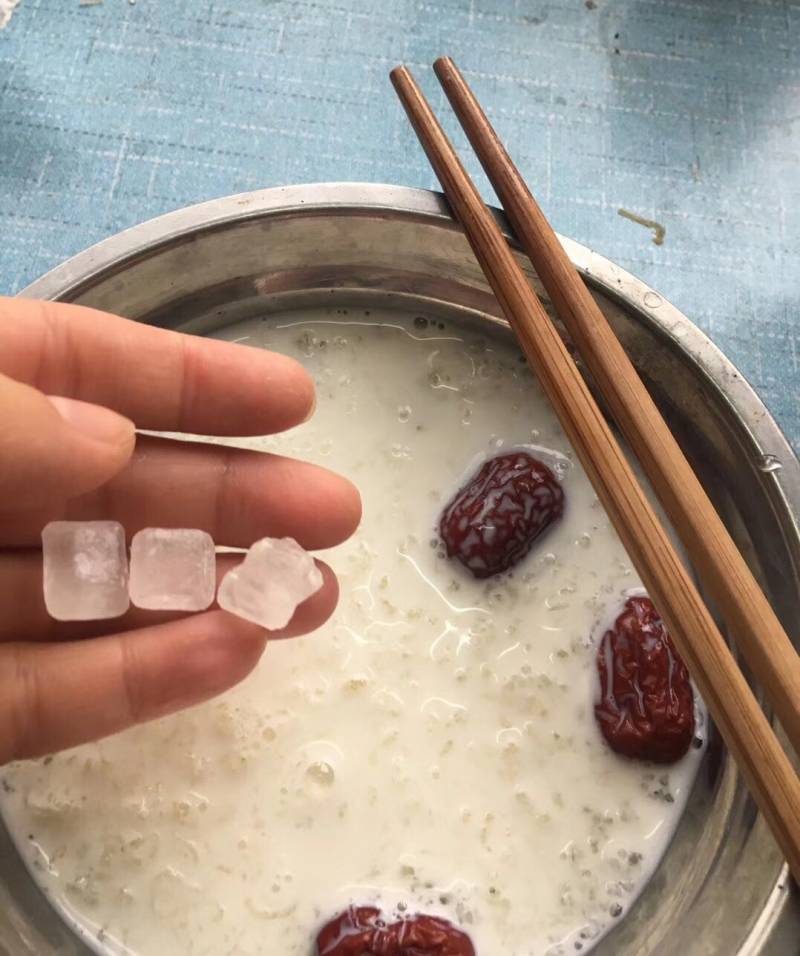 Detailed Steps for Cooking Steamed Bird's Nest with Red Dates and Milk