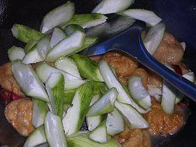 Step-by-Step Guide to Cooking Stir-Fried Loofah with Gluten