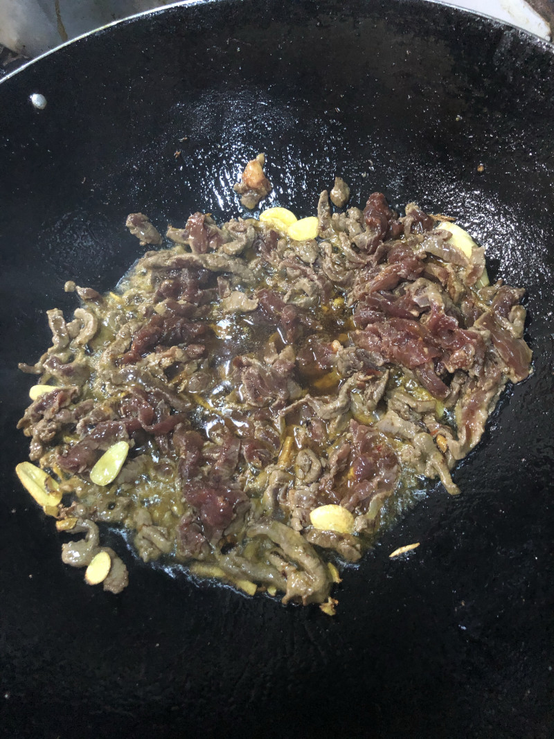 Steps for Cooking Green and Red Pepper Stir-Fried Beef