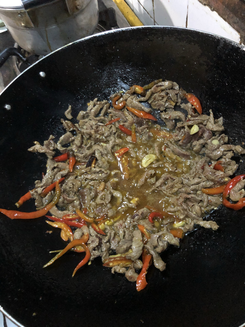 Steps for Cooking Green and Red Pepper Stir-Fried Beef