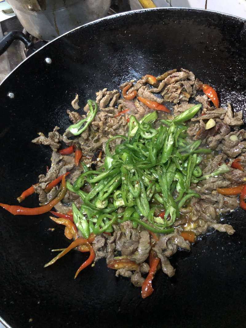 Steps for Cooking Green and Red Pepper Stir-Fried Beef