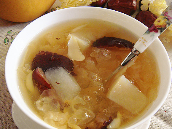 Sweet Lily Bulb and Snow Pear Soup with Tremella