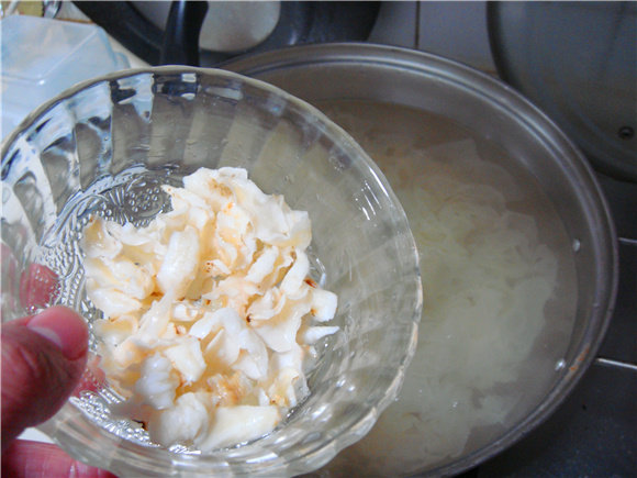 Steps for Making Sweet Lily Bulb and Snow Pear Soup with Tremella