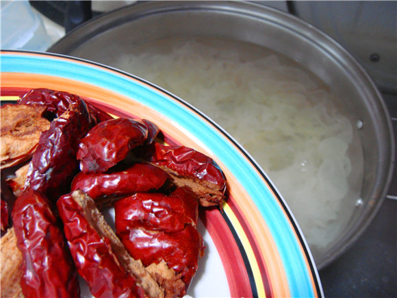 Steps for Making Sweet Lily Bulb and Snow Pear Soup with Tremella