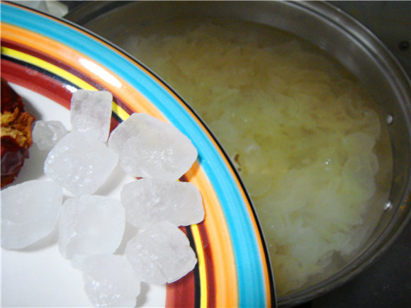 Steps for Making Sweet Lily Bulb and Snow Pear Soup with Tremella