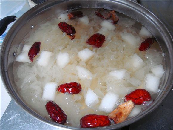 Steps for Making Sweet Lily Bulb and Snow Pear Soup with Tremella