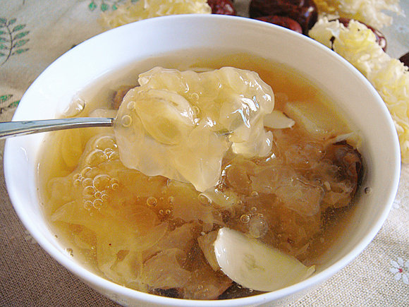 Steps for Making Sweet Lily Bulb and Snow Pear Soup with Tremella