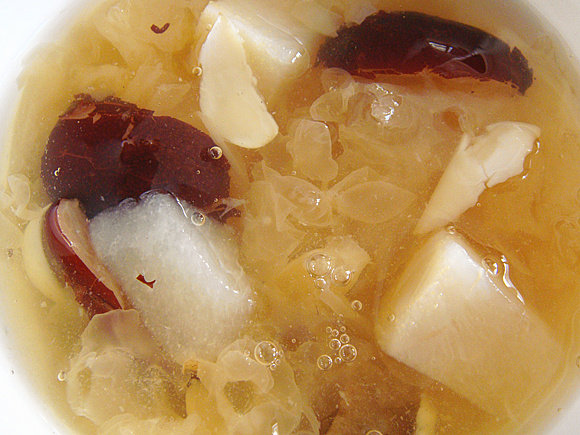 Sweet Lily Bulb and Snow Pear Soup with Tremella