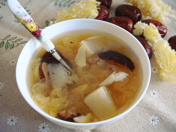 Sweet Lily Bulb and Snow Pear Soup with Tremella