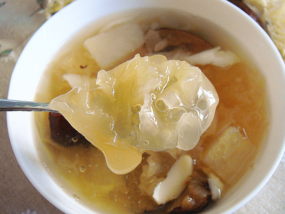 Sweet Lily Bulb and Snow Pear Soup with Tremella