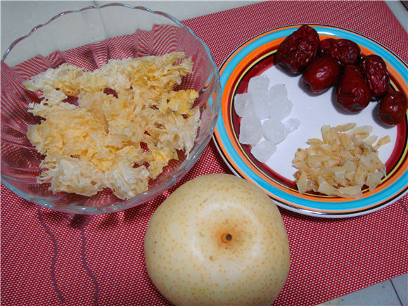 Steps for Making Sweet Lily Bulb and Snow Pear Soup with Tremella