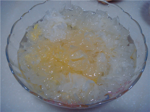 Steps for Making Sweet Lily Bulb and Snow Pear Soup with Tremella