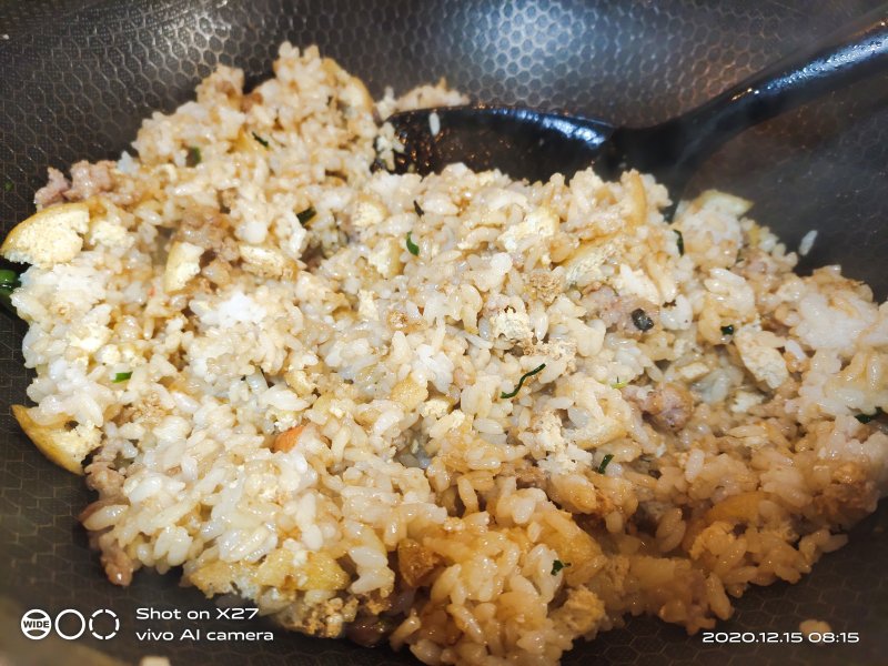 Steps for Making Fried Rice with Oil Tofu and Minced Meat