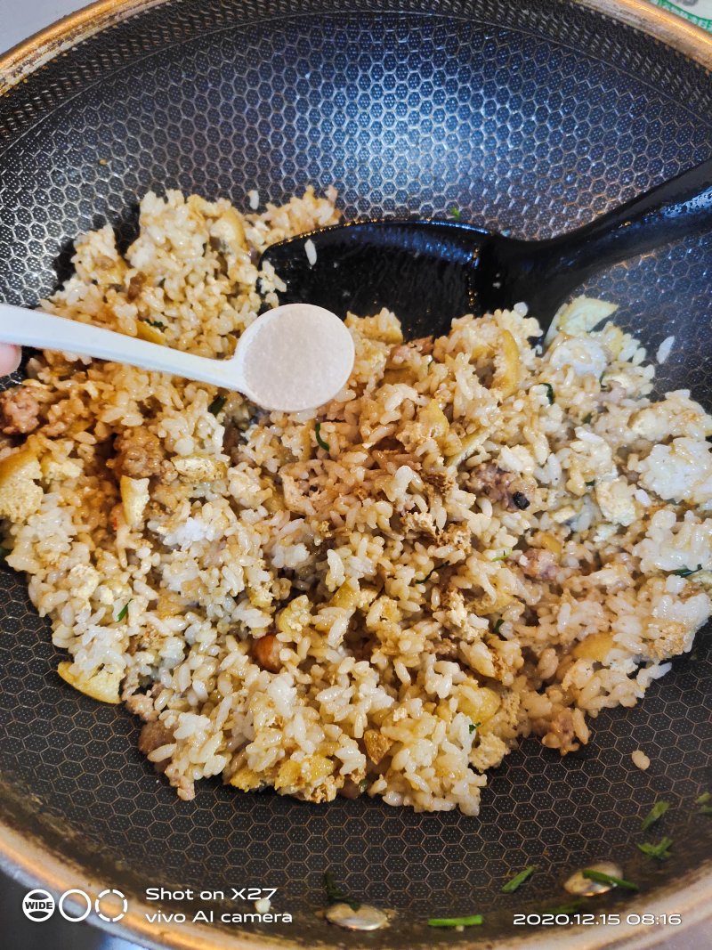 Steps for Making Fried Rice with Oil Tofu and Minced Meat