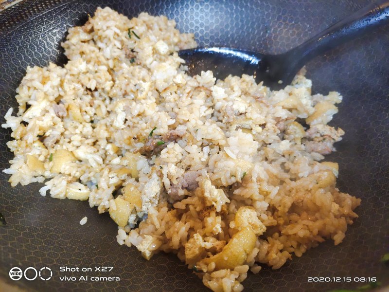 Steps for Making Fried Rice with Oil Tofu and Minced Meat